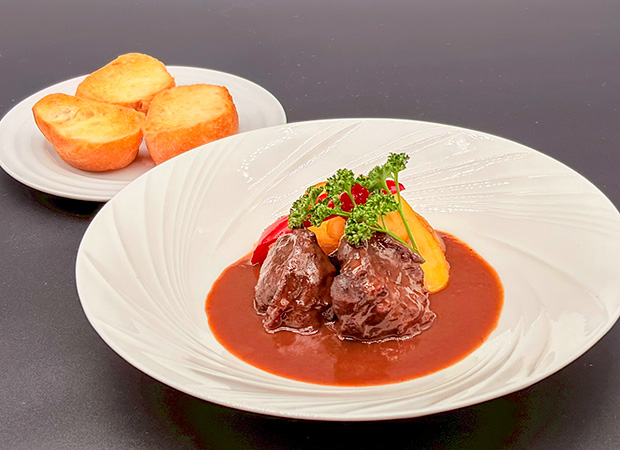 牛バラ肉の赤ワイン煮込み